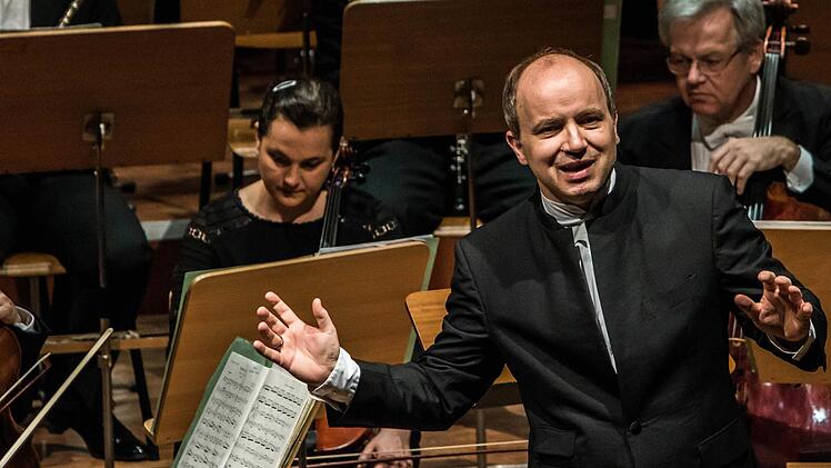 Impressionen vom SInfoniekonzert im Coburger Kongresshaus: GMD Roland Kluttig moderierte.Foto: Jochen Berger