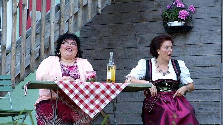 Agathe Gockel (Birgit Brehl) und Auguste von Knöttelmeier (Sabrina Heibl)