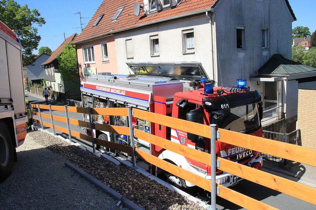 Unfall in Lichtenfels - Auto in Schney festgefahren