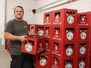 Braumeister Michael Ackermann behält den Überblick über die rund 30 000 Getränkekisten seiner Brauerei Brauhaus. Fotos: Franziska Rieger