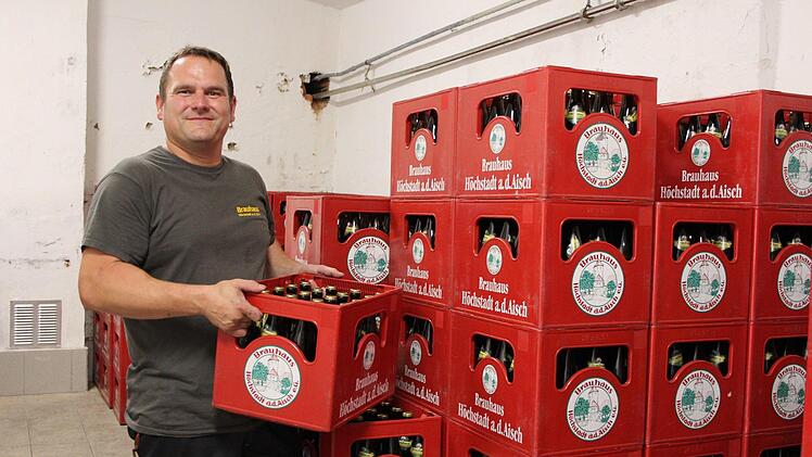 Braumeister Michael Ackermann behält den Überblick über die rund 30 000 Getränkekisten seiner Brauerei Brauhaus. Fotos: Franziska Rieger