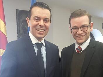 Markus Oesterlein (r.) mit dem damals amtierenden mazedonischen Außenminister Nikola Poposki. Foto: privat