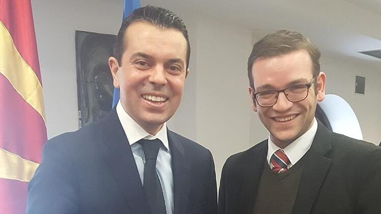 Markus Oesterlein (r.) mit dem damals amtierenden mazedonischen Außenminister Nikola Poposki. Foto: privat