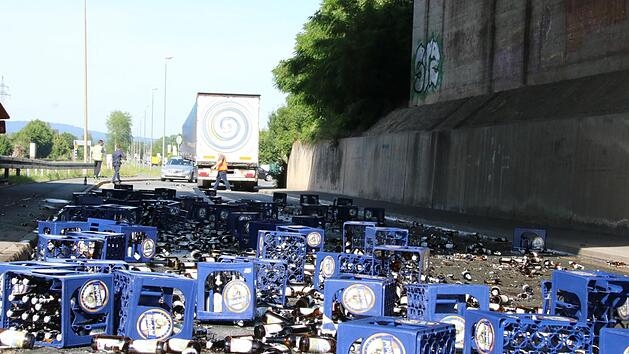 Der Gro&szlig;teil der Bierk&auml;sten lag unter der B85-Br&uuml;cke in der Vorwerkstra&szlig;e. Foto: J&uuml;rgen G&auml;rtner
