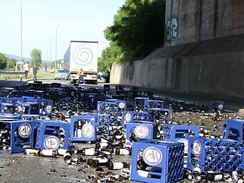 Der Großteil der Bierkästen lag unter der B85-Brücke in der Vorwerkstraße. Foto: Jürgen Gärtner