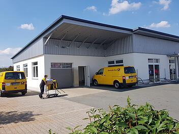 Das neue Postverteilerzentrum in Ebern könnte laut Bürgermeister Jürgen Hennemann ähnlich aussehen, wie die bestehende Zentrale im Gewerbegebiet Breitengüßbach (Bild). Diese wird aktuell mit Ladesäulen für den Betrieb mit Elektrofahrzeugen ausgerüstet.  Foto: Eckehard Kiesewetter