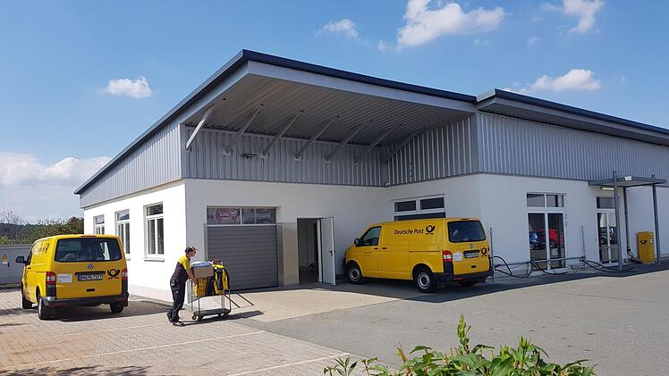 Das neue Postverteilerzentrum in Ebern könnte laut Bürgermeister Jürgen Hennemann ähnlich aussehen, wie die bestehende Zentrale im Gewerbegebiet Breitengüßbach (Bild). Diese wird aktuell mit Ladesäulen für den Betrieb mit Elektrofahrzeugen ausgerüstet.  Foto: Eckehard Kiesewetter