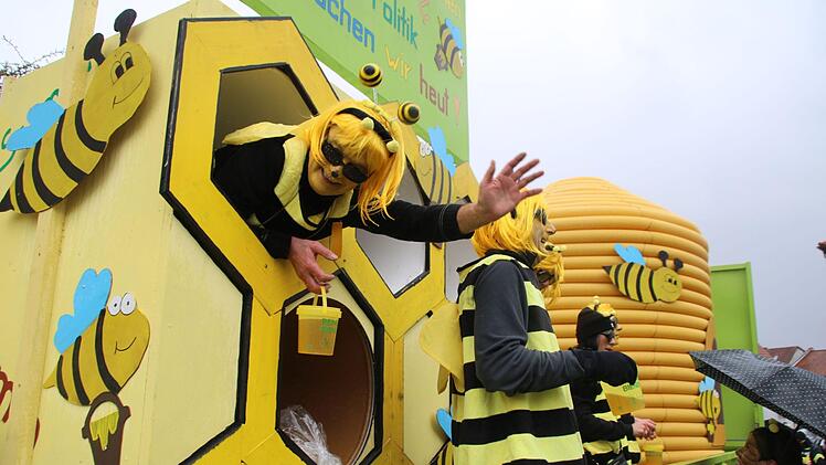 Die Angler kamen diesmal als Bienen zum Faschingszug in Poppenlauer. Thomas Malz