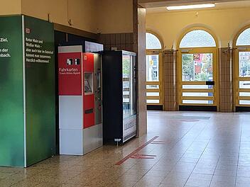 Tristesse in der Wartehalle - da können auch Tafeln mit Willkommensbotschaften nicht viel ausrichten. Foto: Christine Fischer