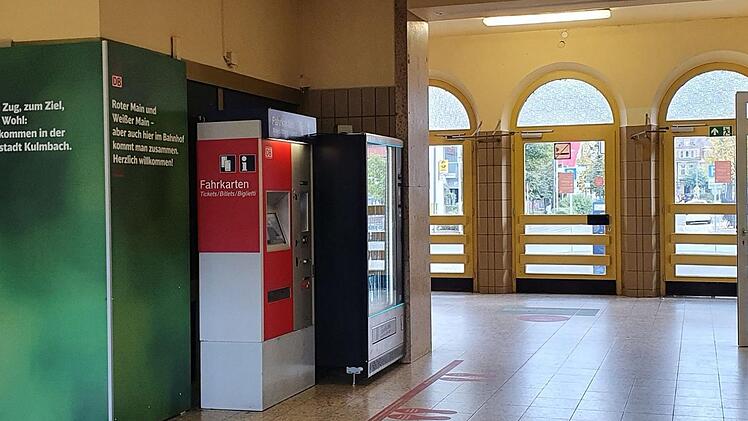 Tristesse in der Wartehalle - da können auch Tafeln mit Willkommensbotschaften nicht viel ausrichten. Foto: Christine Fischer