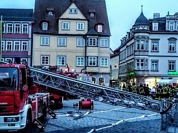 Große Alarmübung der Coburger Feuerwehr auf dem Marktplatz und in angrenzenden Gassen. Die Einwohner waren vorab über Social-Media-Kanäle informiert worden, dass es sich nur um eine Übung handelte.Foto: Jochen Berger