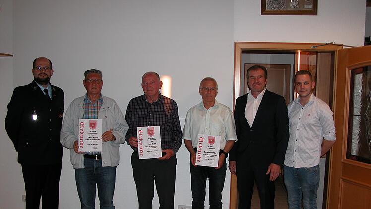 Ehrungen gab es bei der Freiwilligen Feuerwehr Haard: (von links)  Johannes Heim, Ewald Kiesel, Egon Hehn, Bernd Wilm, Edgar Thomas und Björn Wirsching. Foto: Kiesel