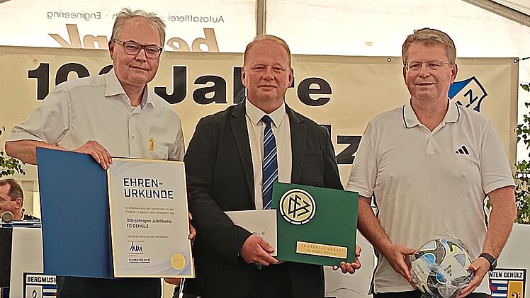 Die Ehrenplakette des Deutschen Fu&szlig;ball-Bundes &uuml;berreichten Thomas Unger (links, BFV-Bezirksvorsitzender) und Ulrich Pochmann (rechts, BFV-Kreisvorsitzender) an FC-Vorsitzenden Martin Bittruf.