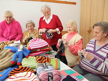 Sind mit Feuereifer bei der Sache: (von links) Hildegard Lange, Betty Hofmann, Ulla Hohenberger, Hanna Smoock und Edith Bayer vom Thurnauer Strickkreis. Fotos: Alexander Hartmann