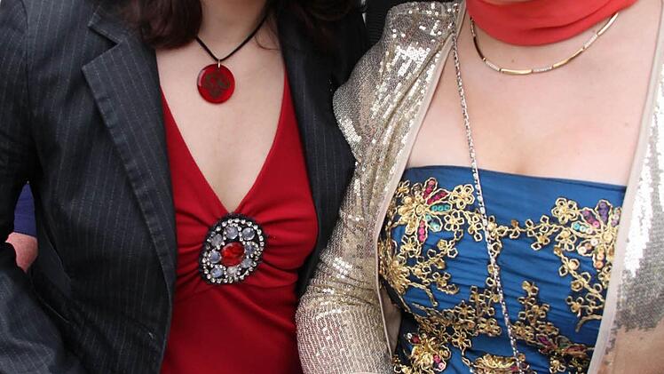 Nadine Schumann (links) und Melissa Elania Senft boten blaue Chips für den guten Zweck an.