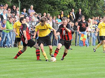 Gegen zweikampfstarke Reichenbacher konnte der FC Thulba nur selten sein Spiel aufziehen. Hier nehmen Jannik Schäfer (links) und Christoph Hillenbrand den FCler Florian Heim in die Zange. Foto: Hopf