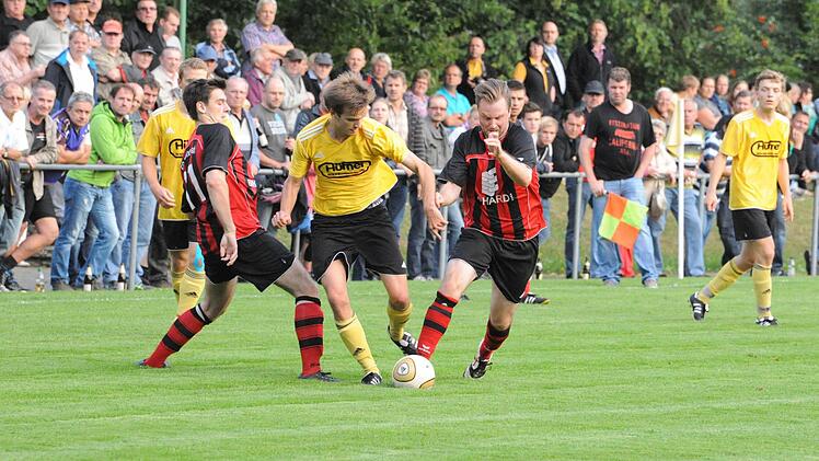 Gegen zweikampfstarke Reichenbacher konnte der FC Thulba nur selten sein Spiel aufziehen. Hier nehmen Jannik Schäfer (links) und Christoph Hillenbrand den FCler Florian Heim in die Zange. Foto: Hopf