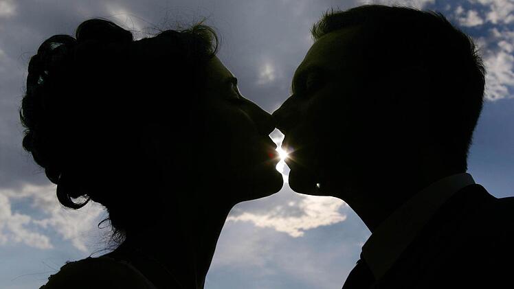 Der 14. Februar gilt als der "Tag der Liebenden". Foto: Frank May / dpa