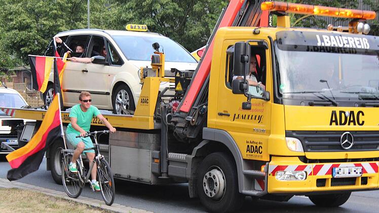 Auf dem Abschlepper feierten die Fans im Taxi.