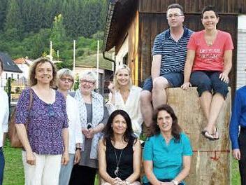 Der Gründungsvorstand des Fördervereins (von links): Jens Korn, Bürgermeister; Angela Neder, Rektorin Grundschule; Anne Behrschmidt, Leiterin Kindergarten; Cornelia Thron, Geschäftsführerin Caritasverband; Sandra Behrschmidt, Vorsitzende, Thomas Welscher, Kassenwart; Tina Müller-Gei, Zweite Vorsitzende; Frank Müller, Kassenprüfer; vorne sitzend: Heidi Jörg, Leiterin Kinderhort; Anne Neubauer, Schriftführerin  Foto: privat