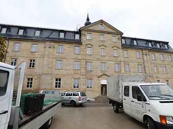 Handwerker-Autos stehen noch vor der ehemaligen Benediktiner-Propstei an der St. Getreu-Straße. Ab 16. September ist sie Sitz der städtischen Musikschule. Foto: Ronald Rinklef