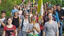 Die Jugendlichen sind unterwegs in den Weinbergen hinter dem Kreuz, das von den Firmlingen gebaut und bemalt wurde.  Foto: privat
