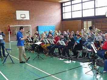 Die 47 Aktiven des Musikvereins Marktleugast mit ihrem Dirigenten Peter Weiß bei der Probe. Links im Bild Solotrompeter Professor Christoph Braun. Foto: Klaus-Peter Wulf