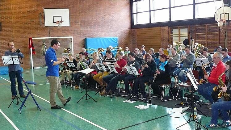 Die 47 Aktiven des Musikvereins Marktleugast mit ihrem Dirigenten Peter Weiß bei der Probe. Links im Bild Solotrompeter Professor Christoph Braun. Foto: Klaus-Peter Wulf