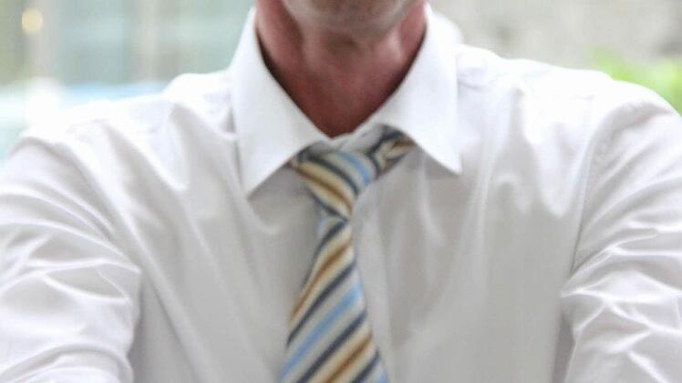Hans Meserth von der Raiffeisen-Volksbank Kulmbach-Kronach mit einer Auswahl an Münzrollen Foto: Friedwald Schedel