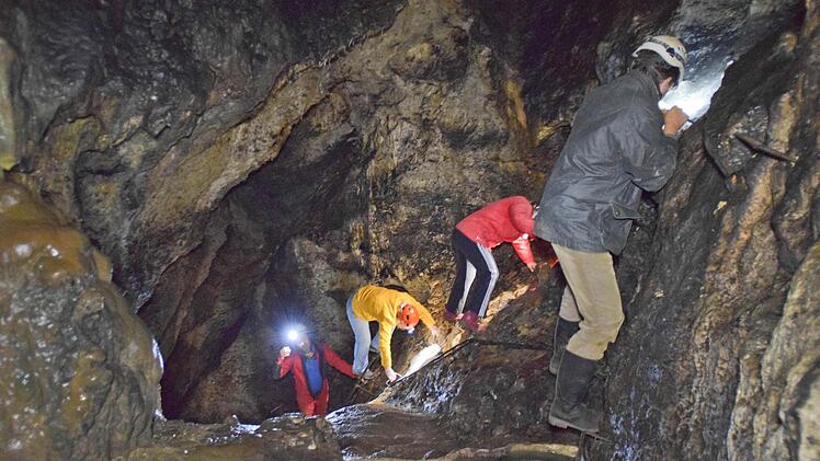 Steil hinab an Orte, wo nur Forscher hinkommen, geht es in der Zoolithenhöhle. Foto: Ronald Rinklef