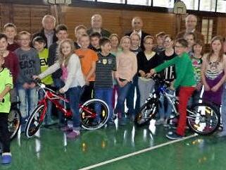 Jannyk Schramm, Annika Zapf und Timo Strobel (vorne, von links) haben auf den neuen Fahrrädern Platz genommen.  Foto: Klaus-Peter Wulf