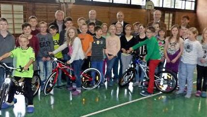 Jannyk Schramm, Annika Zapf und Timo Strobel (vorne, von links) haben auf den neuen Fahrrädern Platz genommen.  Foto: Klaus-Peter Wulf