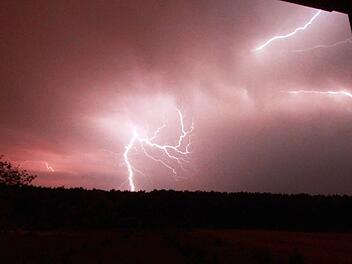 Am Freitagnachmittag und in der kommenden Nacht kann es in Teilen Frankens zu schweren Gewittern kommen. Hagelkörner bis zu 5 Zentimeter sind möglich. Foto: Archiv