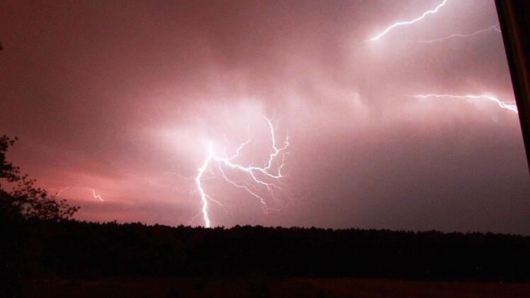 Am Freitagnachmittag und in der kommenden Nacht kann es in Teilen Frankens zu schweren Gewittern kommen. Hagelkörner bis zu 5 Zentimeter sind möglich. Foto: Archiv