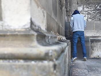 Frau fotografiert Wildpinkler am W&uuml;rzburger Bahnhof - dann benutzt sie Pfefferspray