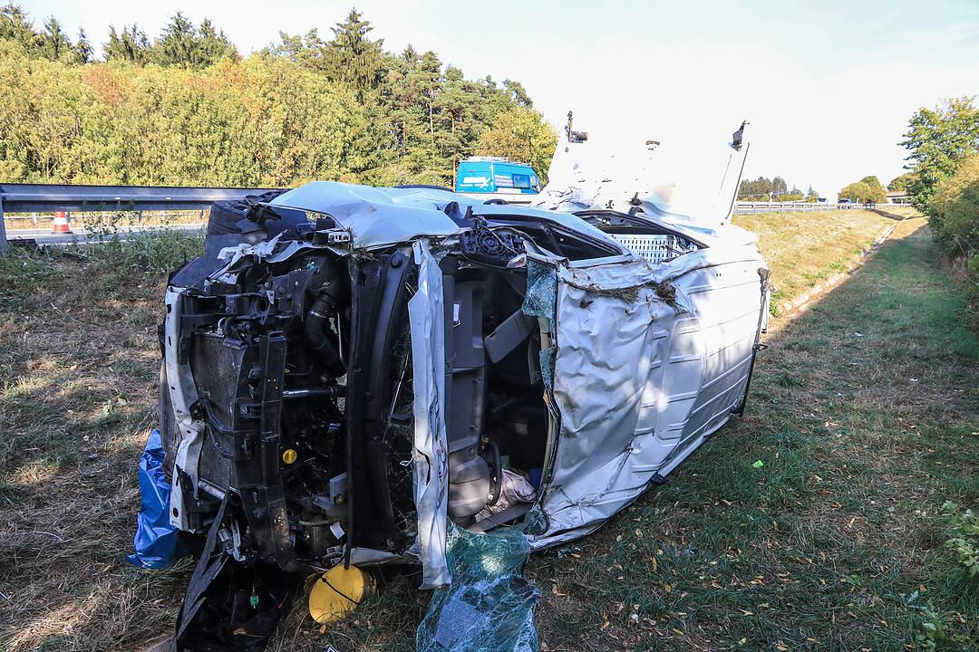 Auf der A70 bei Stadelhofen: Transporter  durchbricht Leitplanke – zwei Verletzte