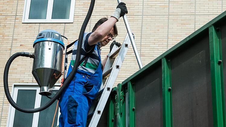 Bevor die Gerste abgeladen werden darf, wird ein Probe für das Labor abgesaugt.