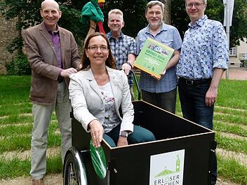 Das Umweltteam, vertreten durch (v. l.) Hubert Bayer-Münch, Rolf Lang, Roland Fuchs und Jörg Stahlmann, sowie Pfarrerin Anette Simojoki im Lastenfahrrad sind stolz auf den "Grünen Gockel". Foto: Marion Krüger-Hundrup