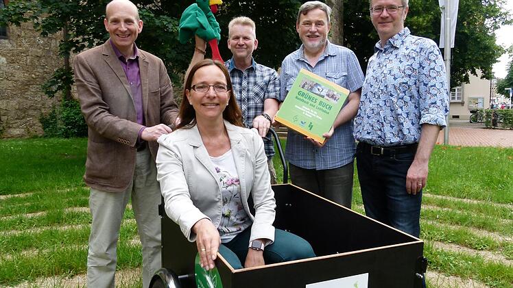 Das Umweltteam, vertreten durch (v. l.) Hubert Bayer-Münch, Rolf Lang, Roland Fuchs und Jörg Stahlmann, sowie Pfarrerin Anette Simojoki im Lastenfahrrad sind stolz auf den "Grünen Gockel". Foto: Marion Krüger-Hundrup