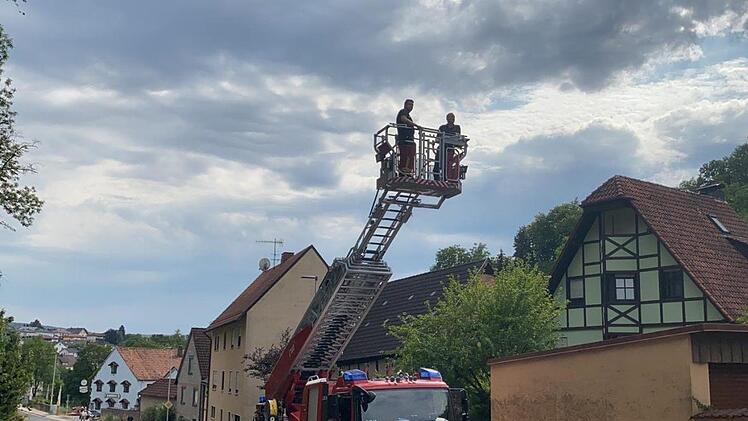 Eine Brandbekämpfung in der Ledergasse ist zwar von der "Schrenk" aus möglich, jedoch nur mit der großen Drehleiter.  Foto: Stefanie Kaiser/FF Aura