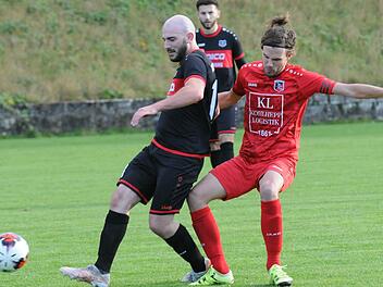 Fuchsstadts Philipp Pfeuffer (rechts) im Zweikampf mit Lengfelds Sinan Bilgin. Am Ende triumphierte der FC, wenn auch spät.  Foto: ssp