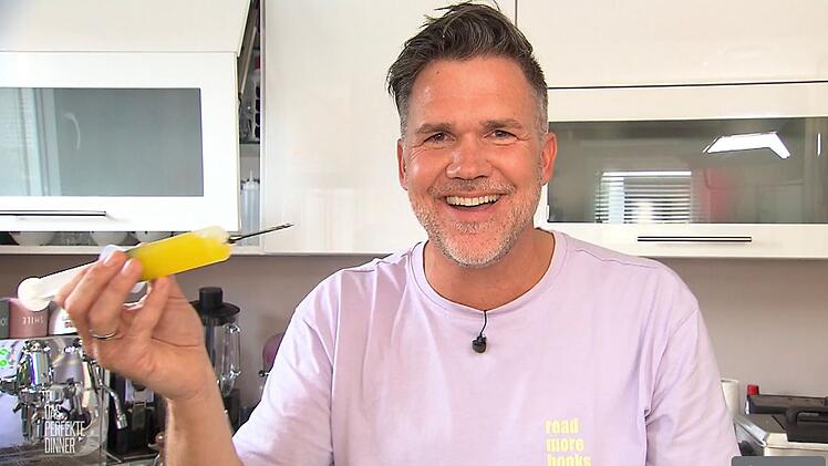 Gelbe Masse intraven&ouml;s? Kolja pr&auml;sentiert das Werkzeug f&uuml;r seinen Zitronenkaviar.