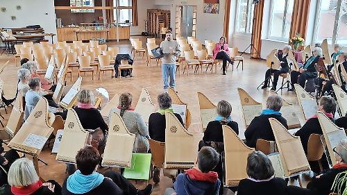 Fast 50 Veeh-Harfen-Spielerinnen und -Spieler aus den Landkreisen Bad Kissingen und Schweinfurt trafen sich in Bad Br&uuml;ckenau, um gemeinsam zu musizieren.