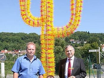 Willi Harhammer (l.) und Botschafter Carlos Jimenez Licona (r.) freuen sich  mit dem Künstler Dieter Erhard über den Kaktus. Foto: fra-press