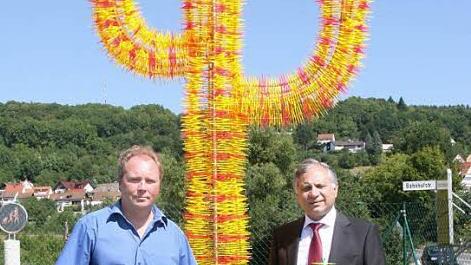 Willi Harhammer (l.) und Botschafter Carlos Jimenez Licona (r.) freuen sich  mit dem Künstler Dieter Erhard über den Kaktus. Foto: fra-press
