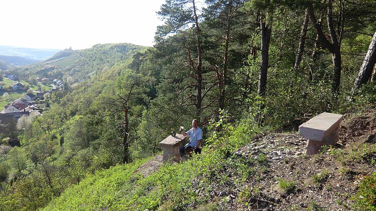 Die neu gestaltete Sitzgruppe am Stutz mit "Steinspender" Kurt Unsleber bietet Wanderern einen herrlichen Blick ins Saaletal und auf die nahegelegene Trimburg.Foto: Annette Warmuth