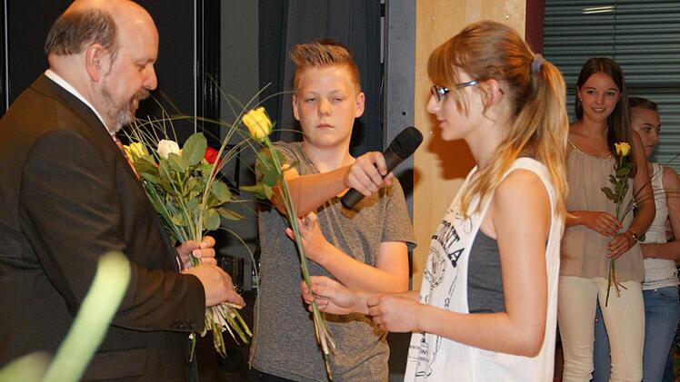 Von jeder Klasse ein Blümchen, stellvertretend für 679 Schülerinnen und Schüler, gab es für Ulrich Fischer - und jede Menge große und kleine Komplimente in den Dankesworten.