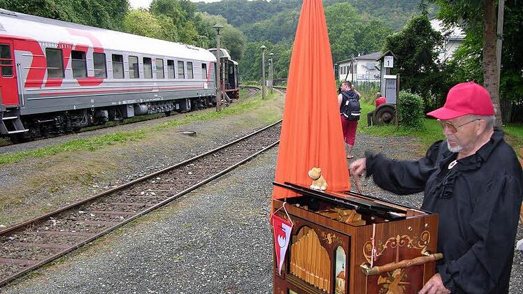 Drehorgel am Bahnsteig