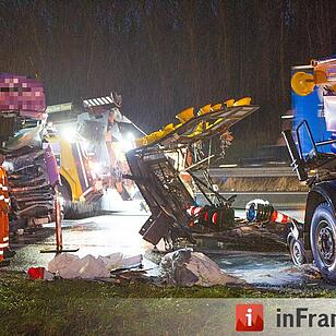 Sattelschlepper kracht in Baustellenabsicherung auf der A9
