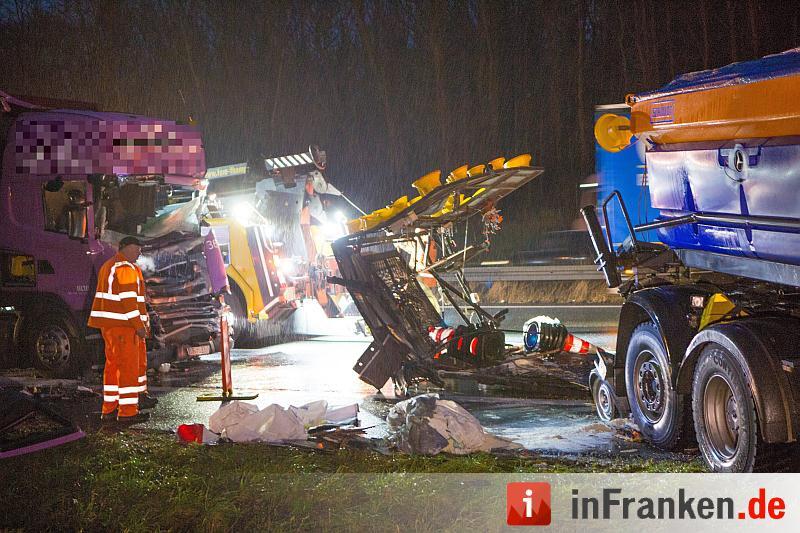 Sattelschlepper kracht in Baustellenabsicherung auf der A9
